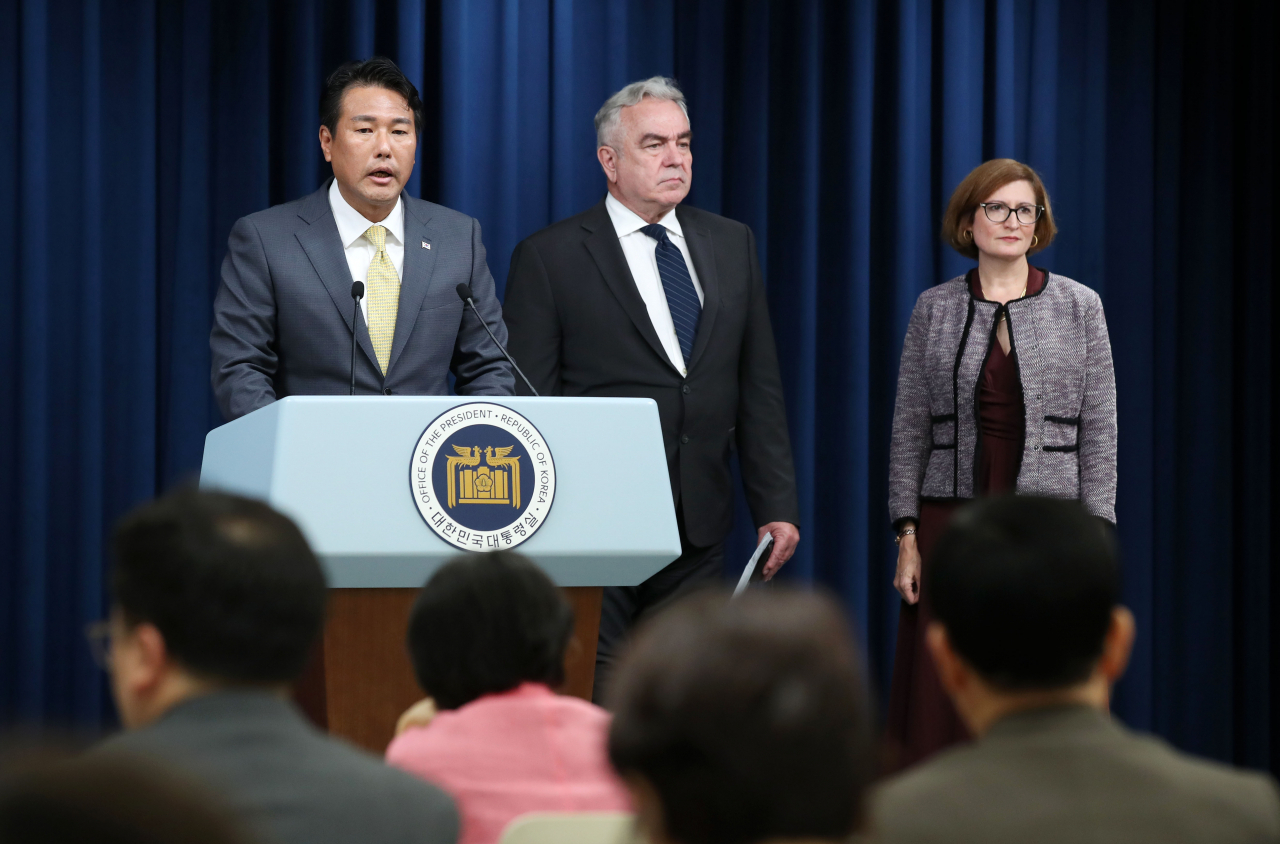 김태효 국가안보실 제1차장(왼쪽)과 커트 캠벨 미국 국가안전보장회의(NSC) 인도·태평양 조정관이 18일 서울 용산 대통령실 청사에서 한미 핵협의그룹(NCG) 출범회의 관련 공동기자회견을 하고 있다. 오른쪽은 카라 아베크롬비 NSC 국방·군축 정책 조정관. [연합]