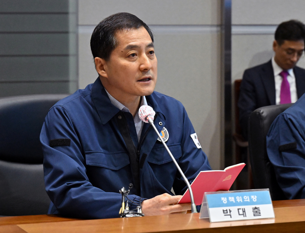 국민의힘 박대출 정책위의장이 18일 서울 종로구 중앙재난안전대책본부 서울상황센터에서 관계자들과 회의하고 있다. 연합뉴스
