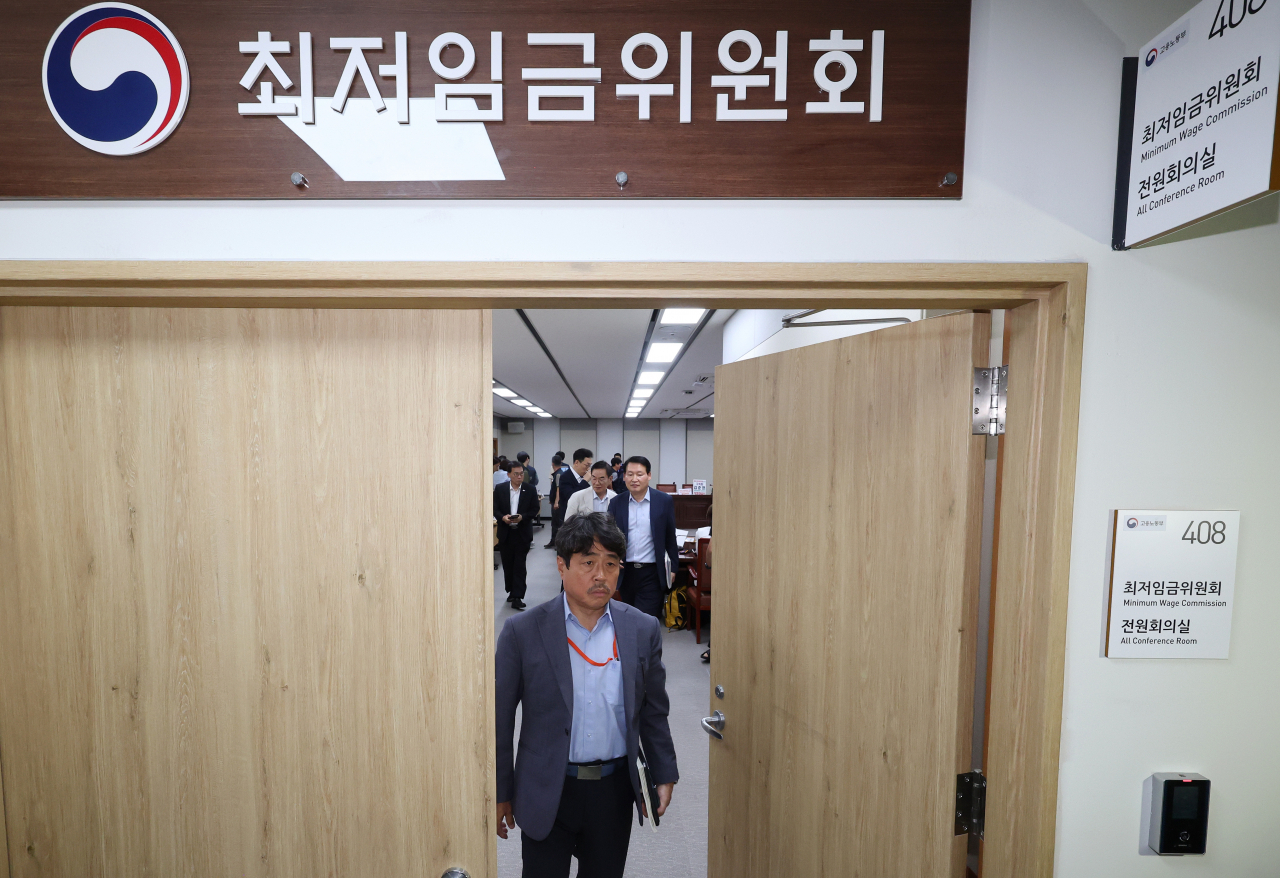 공익위원 간사인 권순원 숙명여대 교수가 19일 오전 세종시 정부세종청사 최저임금위원회 회의실에서 열린 제15차 전원회의가 잠시 휴정하자 나오고 있다. [연합]