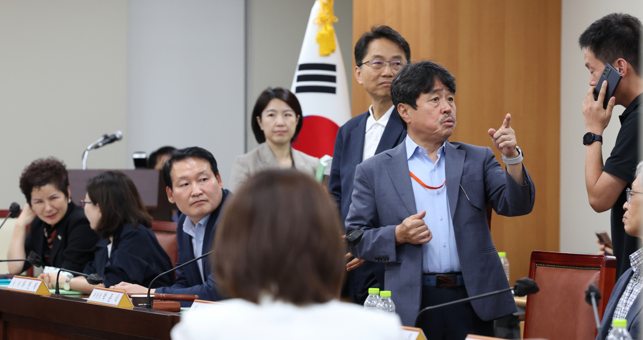 박준식 최저임금위원회 위원장을 비롯한 공익위원들이 18일 오후 세종시 정부세종청사 최저임금위원회 회의실에서 열린 제14차 전원회의가 긴 정회 뒤 속개하자 회의를 준비하고 있다. [연합]