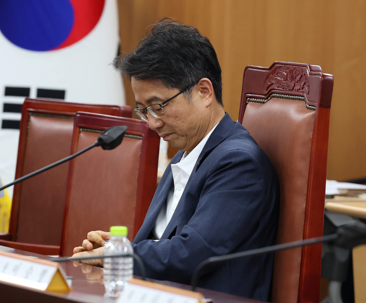 박준식 최저임금위원회 위원장이 18일 오후 세종시 정부세종청사 최저임금위원회 회의실에서 열린 제14차 전원회의가 긴 정회 뒤 속개되자 시계를 보고 있다. [연합]