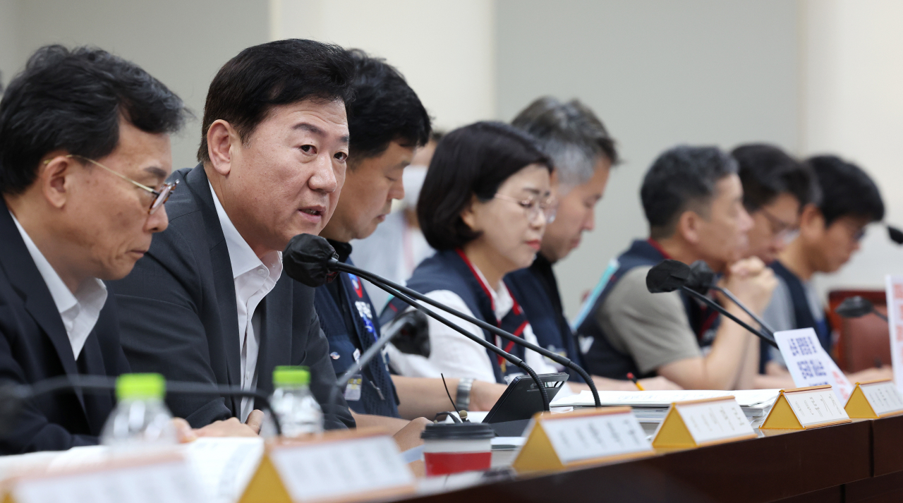 사용자위원인 류기정 한국경영자총협회 전무(왼쪽 두번째)가 18일 오후 세종시 정부세종청사 최저임금위원회 회의실에서 열린 제14차 전원회의에서 발언하고 있다. 오른쪽은 근로자위원인 류기섭 한국노총 사무총장. [연합]