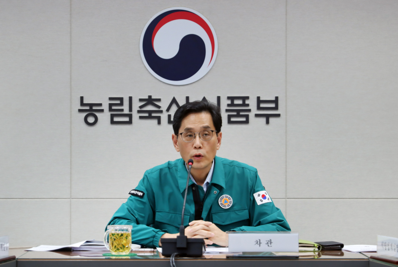 한훈 농림축산식품부 차관이 지난 16일 농업재해대책상황실에서 집중호우 대응 상황점검 회의를 긴급 개최, 피해상황을 점검하고 추가피해 최소화 방안을 논의하고 있다. [연합]
