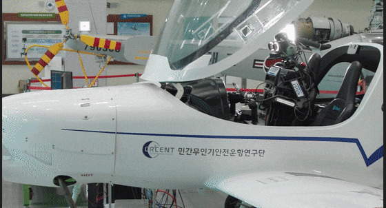 KAIST가 개발한 조종사 로봇 파이보가 비행기 조종석에 앉아 있는 모습.[KAIST 제공]