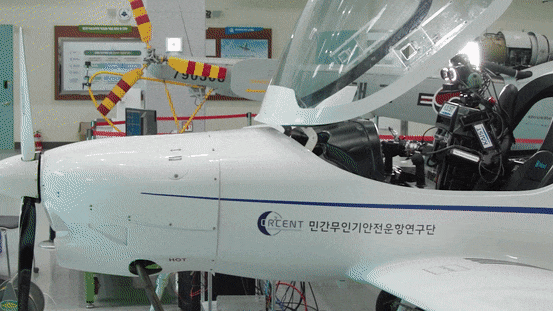 국내 최초 경항공기 KLA-100에 탑승한 파이봇 .[KAIST 제공]