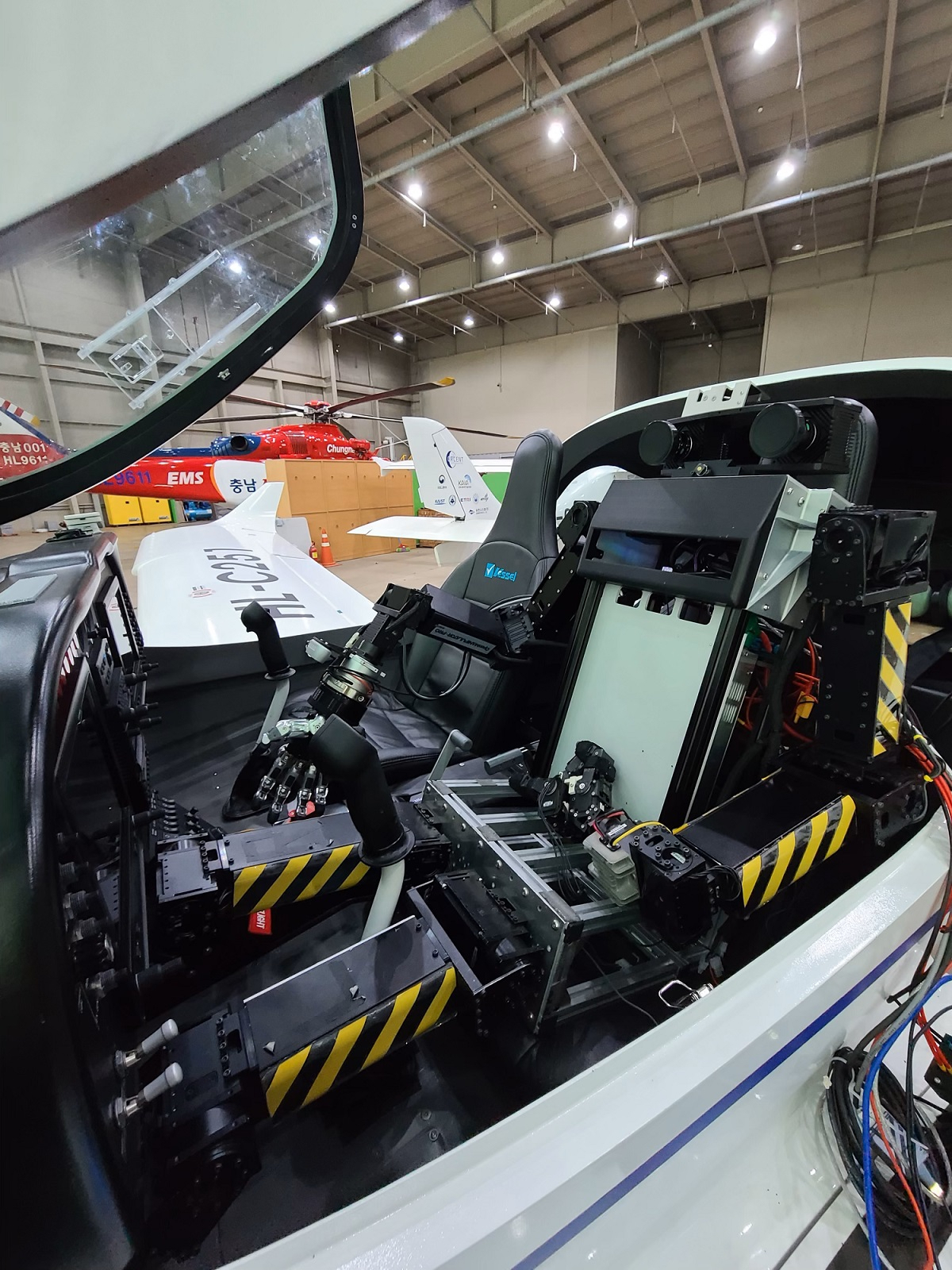 국내 최초 경항공기 KLA-100에 탑승한 파이봇.[KAIST 제공]