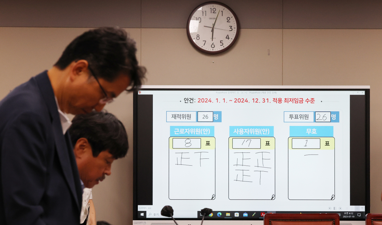 19일 새벽 세종시 정부세종청사 최저임금위원회 회의실 모니터에 표결 결과가 게시돼 있다. [연합]
