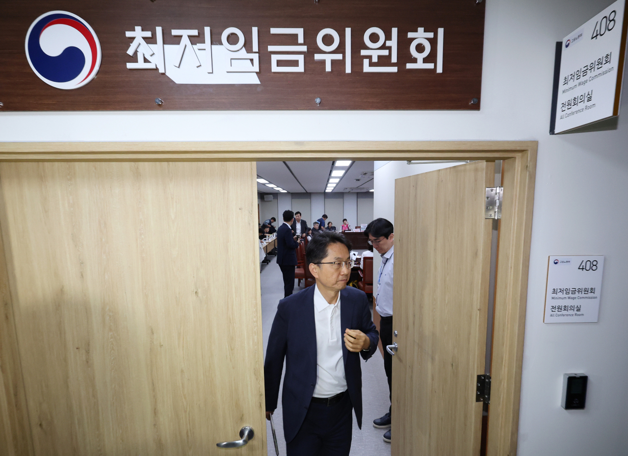 지난 18일 오후 세종시 정부세종청사 최저임금위원회 회의실에서 열린 제14차 전원회의에서 박준식(가운데) 위원장이 회의실을 나오고 있다. [연합]