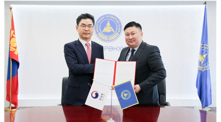 김창기(왼쪽) 국세청장이18일(현지시간) 몽골 울란바토르에서 열린 한·몽골 국세청장 회의에서 기념촬영을 하고 있다. [국세청 제공]