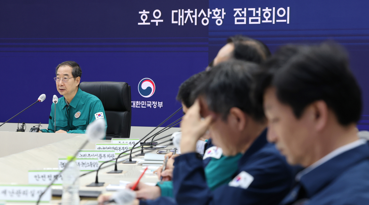 한덕수 국무총리(왼쪽)가 19일 오전 정부세종청사 중앙재난안전상황실에서 집중호우 대처 점검 회의를 주재하고 있다. [연합]