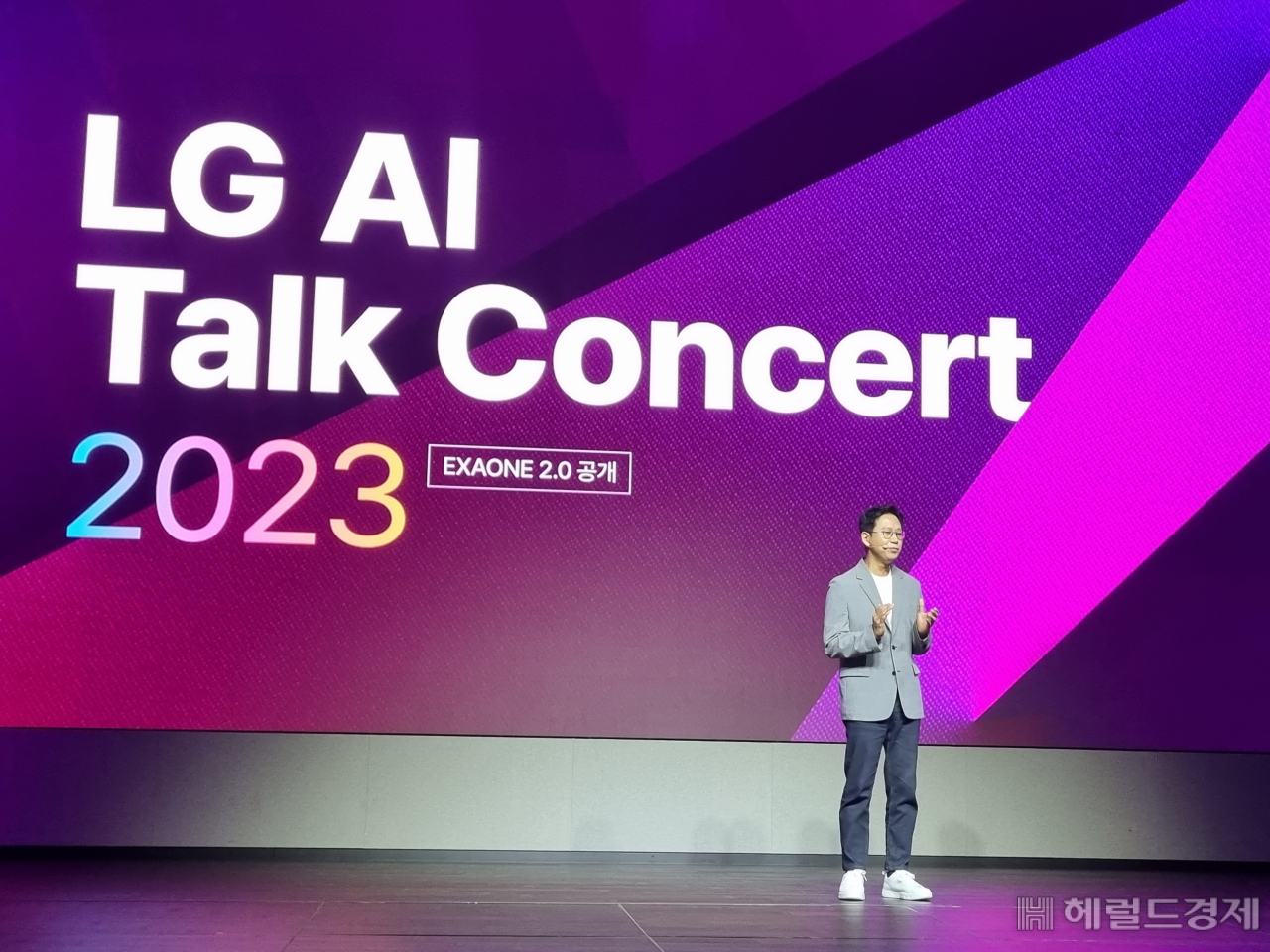 배경훈 LG AI연구원장이 19일 서울 강서구 마곡 LG사이언스파크 컨버전스홀에서 열린 ‘LG AI 토크 콘서트 2023’을 자사 초거대 멀티모달(Multimodal) AI ‘엑사원(EXAONE) 2.0’을 선보이는 모습. 김민지 기자