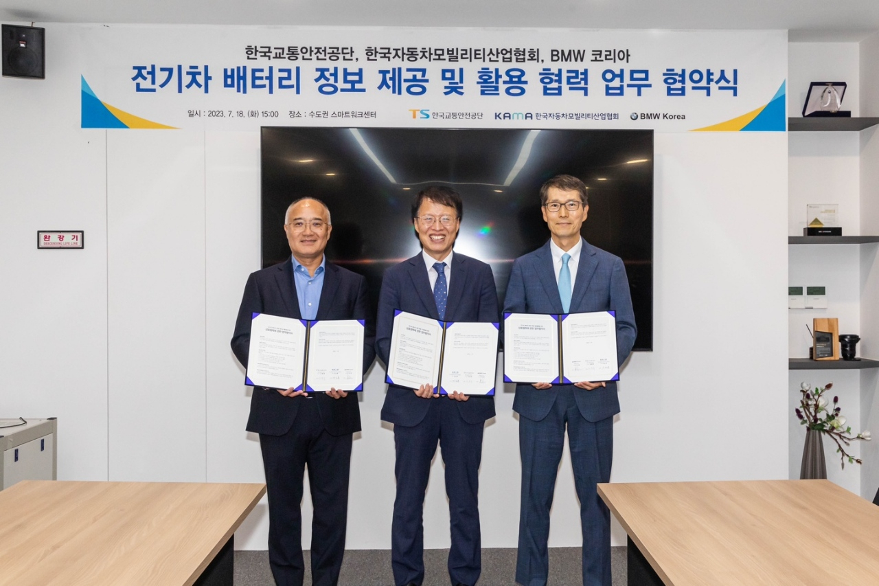 한상윤(왼쪽부터) BMW 코리아 대표이사, 권용복 한국교통안전공단 이사장, 강남훈 한국자동차모빌리티산업협회 회장이 전기차 배터리 정보 제공 및 활용 협력 업무 협약식에서 기념촬영을 하는 모습. [BMW 코리아 제공]