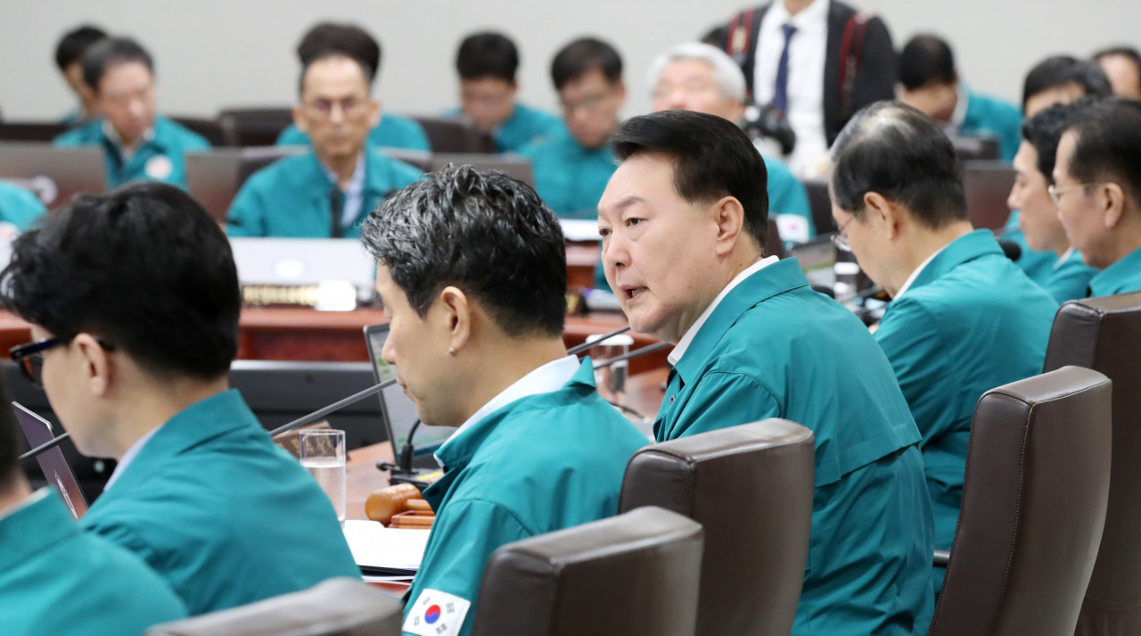 윤석열 대통령이 18일 서울 용산 대통령실 청사에서 열린 국무회의에서 발언하고 있다. [연합]