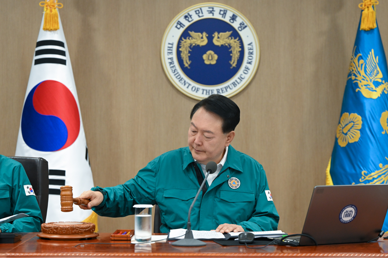 윤석열 대통령이 지난 18일 서울 용산 대통령실 청사에서 열린 국무회의에서 개회를 선언하고 있다. [연합]