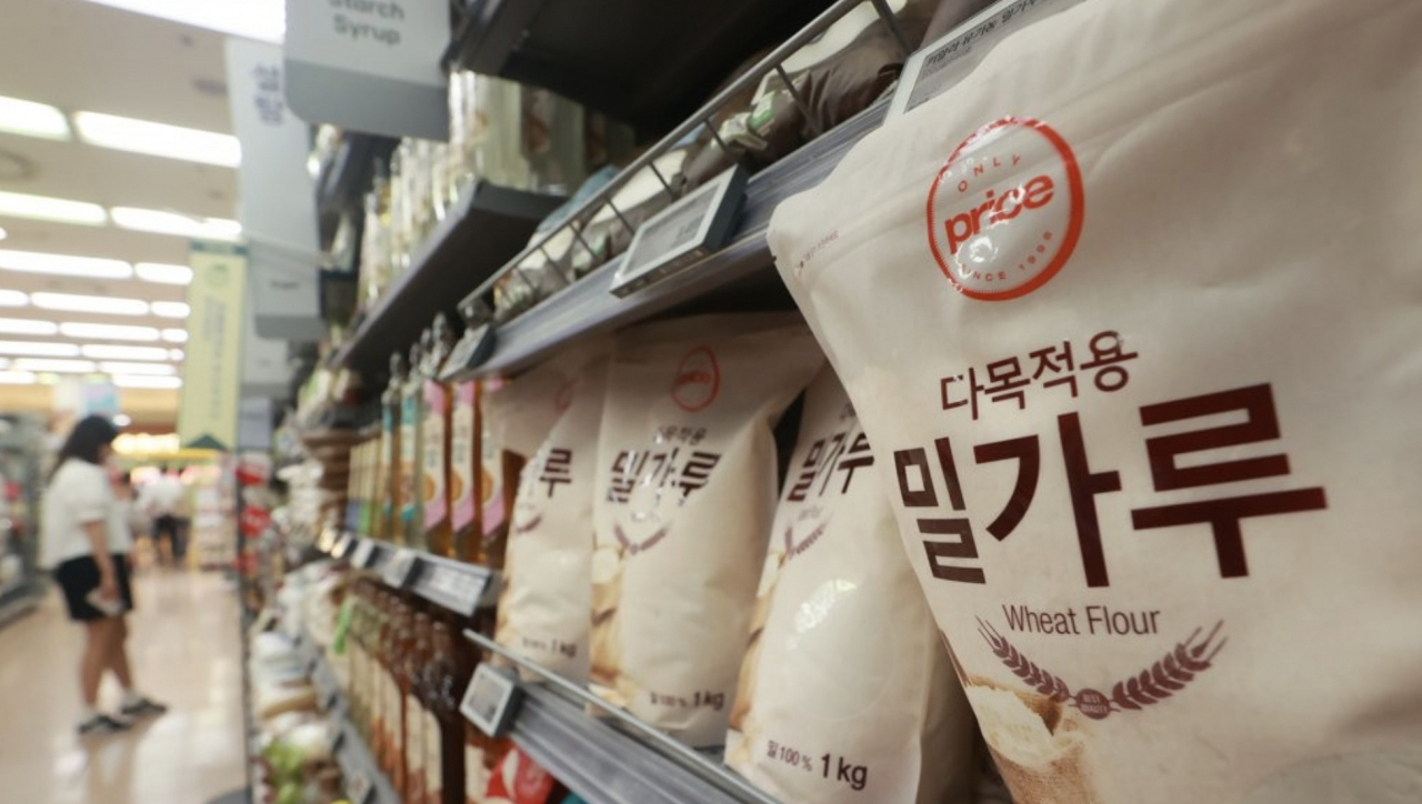 그동안 우크라이나는 흑해곡물협정을 통해 전쟁 중에도 곡물 약 3300만t을 전 세계에 수출했다. 서울 시내 한 대형마트에 밀가루 등 곡물이 진열된 모습. [연합]