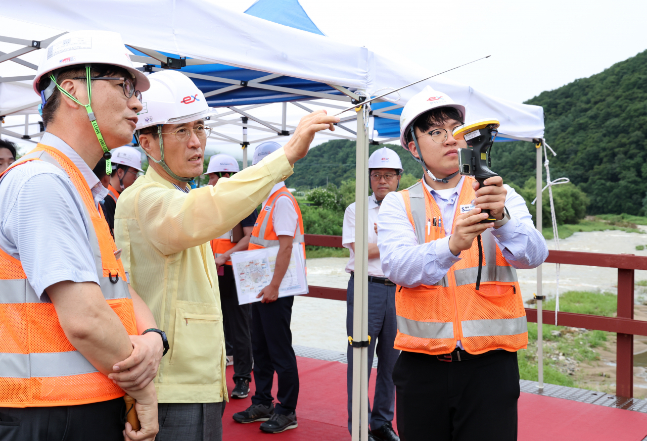 함진규 한국도로공사 사장이 강상JCT 건설현장을 방문해 집중호우로 인한 대비상황을 점검하고 있다. [한국도로공사 제공]