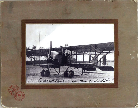 1924년 중국 윈난에서 권기옥이 단독 비행 후 찍은 사진