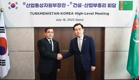 이창양(오른쪽) 산업통상자원부 장관이 19일 서울 중구 롯데호텔에서 진행된 바이무라트 안나맘메도프 투르크메니스탄 건설·산업 담당 부총리와 고위급 회담을 갖고 기념촬영을 하고 있다. [산업통상자원부 제공]