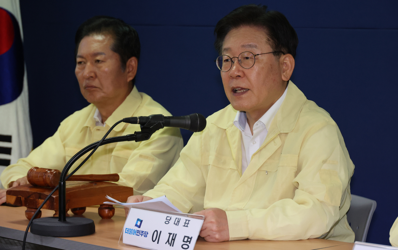 이재명 더불어민주당 대표가 19일 경북 안동시 당 사무실에서 최고위 회의를 하고 있다. [연합]