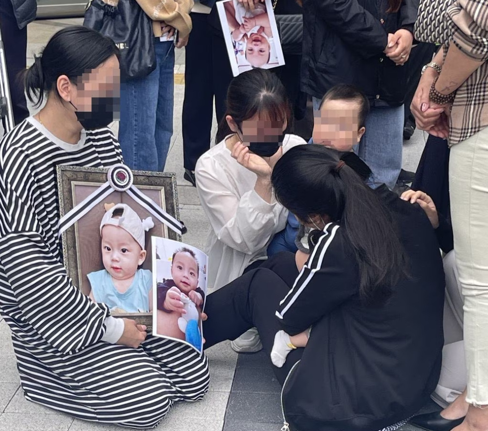 잠을 자지 않는다는 이유로 생후 9개월 된 원아를 눕혀 이불로 덮은 뒤 14분간 몸으로 눌러 질식해 숨지게 한 60대 어린이집 원장이 지난 4월 20일 1심에서 징역 19년형을 선고받은 직후 피해 아동인 천동민 군 어머니인 보티 늉씨(오른 쪽 검은 옷)가 주저 앉아 오열하고 있다. [연합]