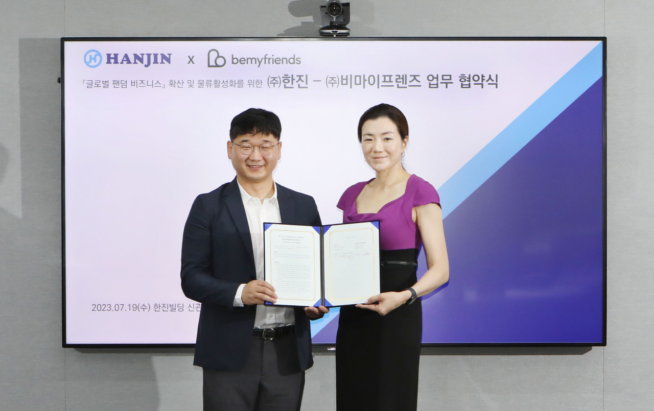 조현민(오른쪽) 한진 사장과 서우석 비마이프렌즈 CEO가 업무 협약식에서 기념촬영을 하는 모습. [한진 제공]