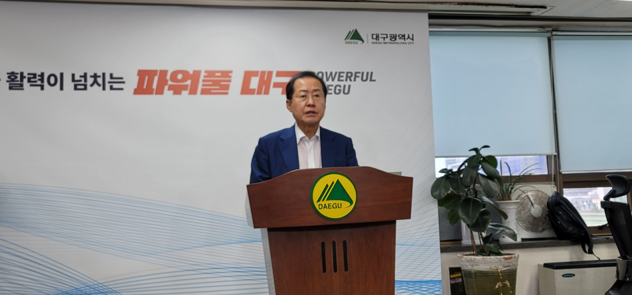 홍준표 대구시장이 '수해 골프' 논란과 관련, 19일 기자실을 찾아 유감을 표하고 있다. 홍 시장은 "재난대응 매뉴얼에 위배되지 않았지만, 수해가 우려되는 상황에서 부적절했다는 지적을 겸허히 받아들인다"고 말했다. [연합]