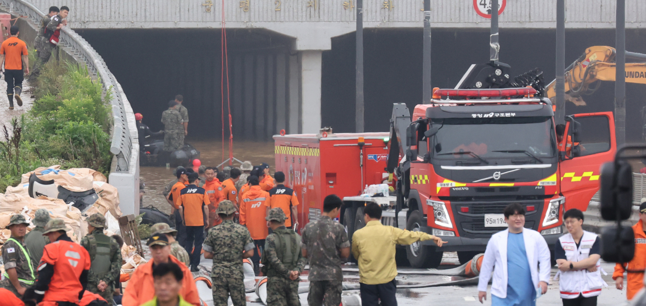 This photo shows a search and rescue operation underway on Sunday at the flooded undergrouond tunnel near Miho River in Cheongju, North Chungcheong Province. The operation was concluded Monday at night. (Yonhap)
