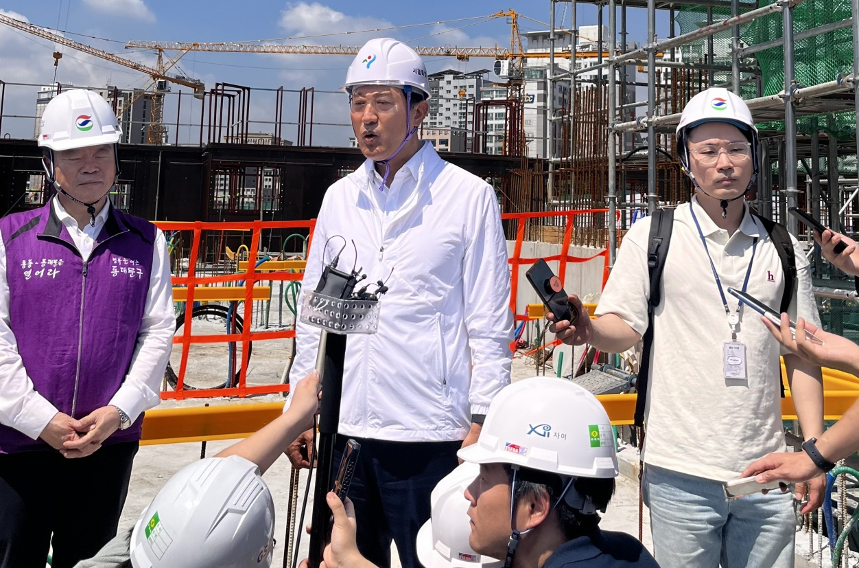 오세훈 서울시장이 동대문구 ‘이문3구역’ 민간 공동주택 재개발 현장을 점검하고 있다[사진=박자연 기자]