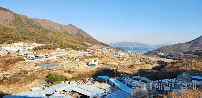 여수 만성리 해수욕장이 내려다보이는 만흥동 일대. /박대성 기자.