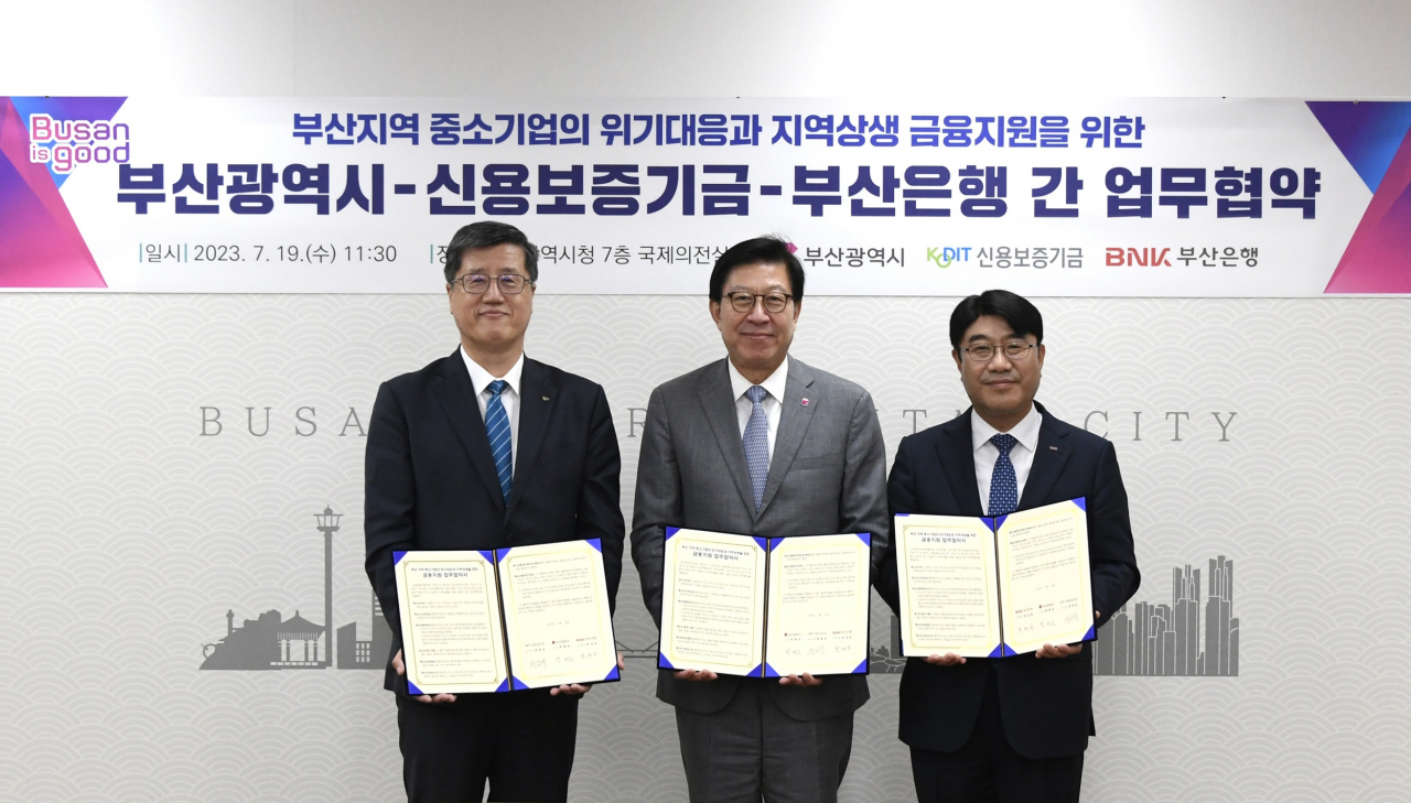 (오른쪽에서 왼쪽으로) 방성빈 BNK부산은행장, 박형준 부산시장, 최원목 신용보증기금 이사장이 19일 오전 부산시청에서 ‘부산지역 중소기업의 위기대응과 지역 상생을 위한 금융지원’ 업무협약을 체결하고 있다.