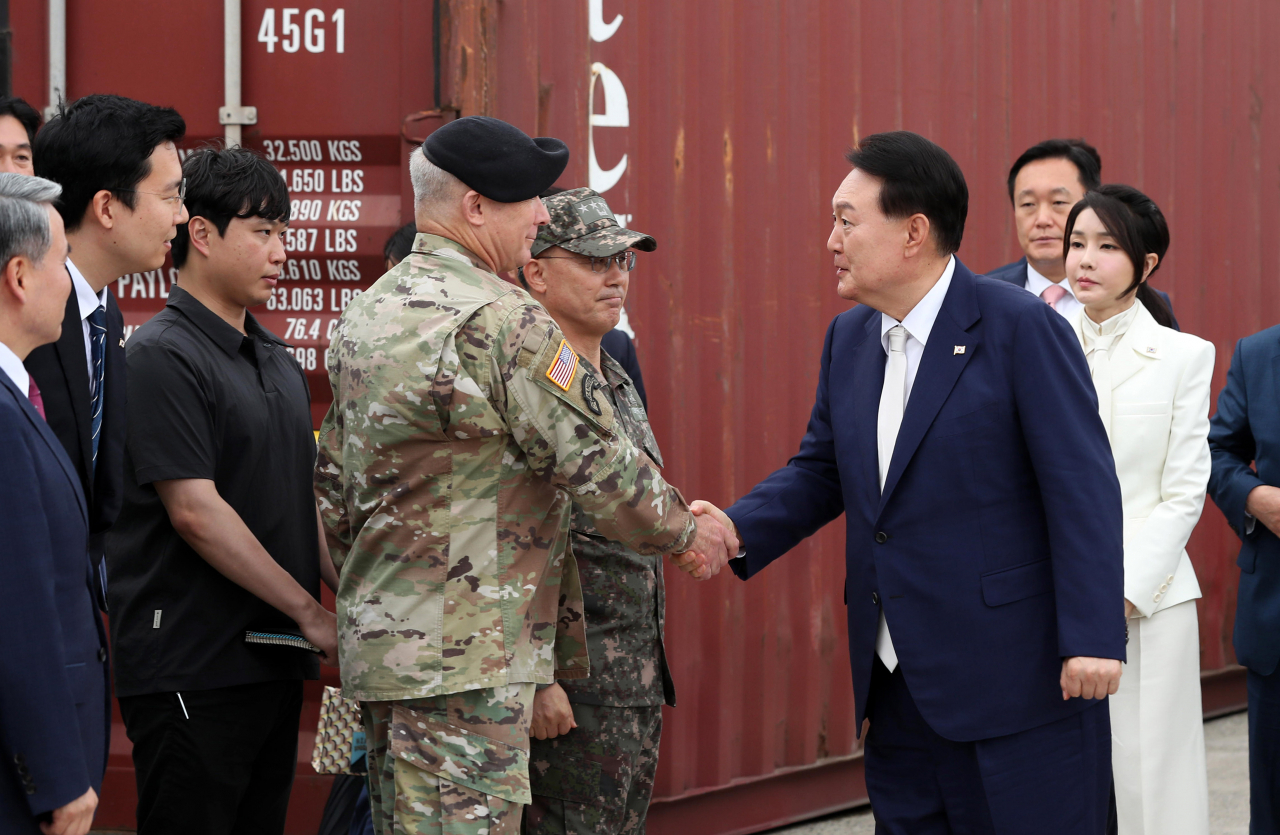 윤석열 대통령이 19일 부산 남구 해군작전사령부 부산작전기지에 입항한 미국의 오하이오급 핵추진 탄도유도탄 잠수함(SSBN) 켄터키함(SSBN-737) 방문에 앞서 폴 러캐머라 한미연합사령관과 악수하고 있다. [연합]