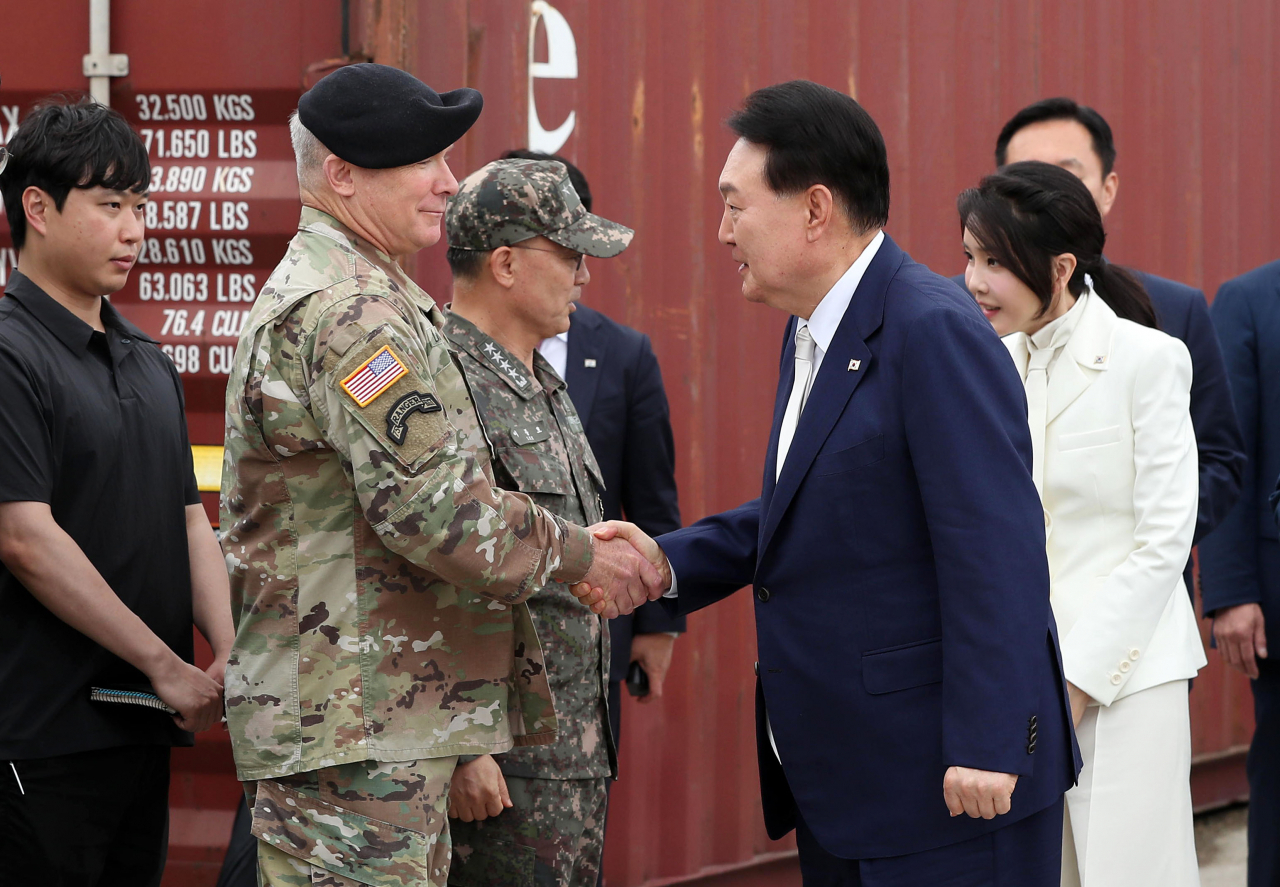 윤석열 대통령이 19일 부산 남구 해군작전사령부 부산작전기지에 입항한 미국의 오하이오급 핵추진 탄도유도탄 잠수함(SSBN) 켄터키함(SSBN-737) 방문에 앞서 폴 러캐머라 한미연합사령관과 악수하고 있다. [연합]