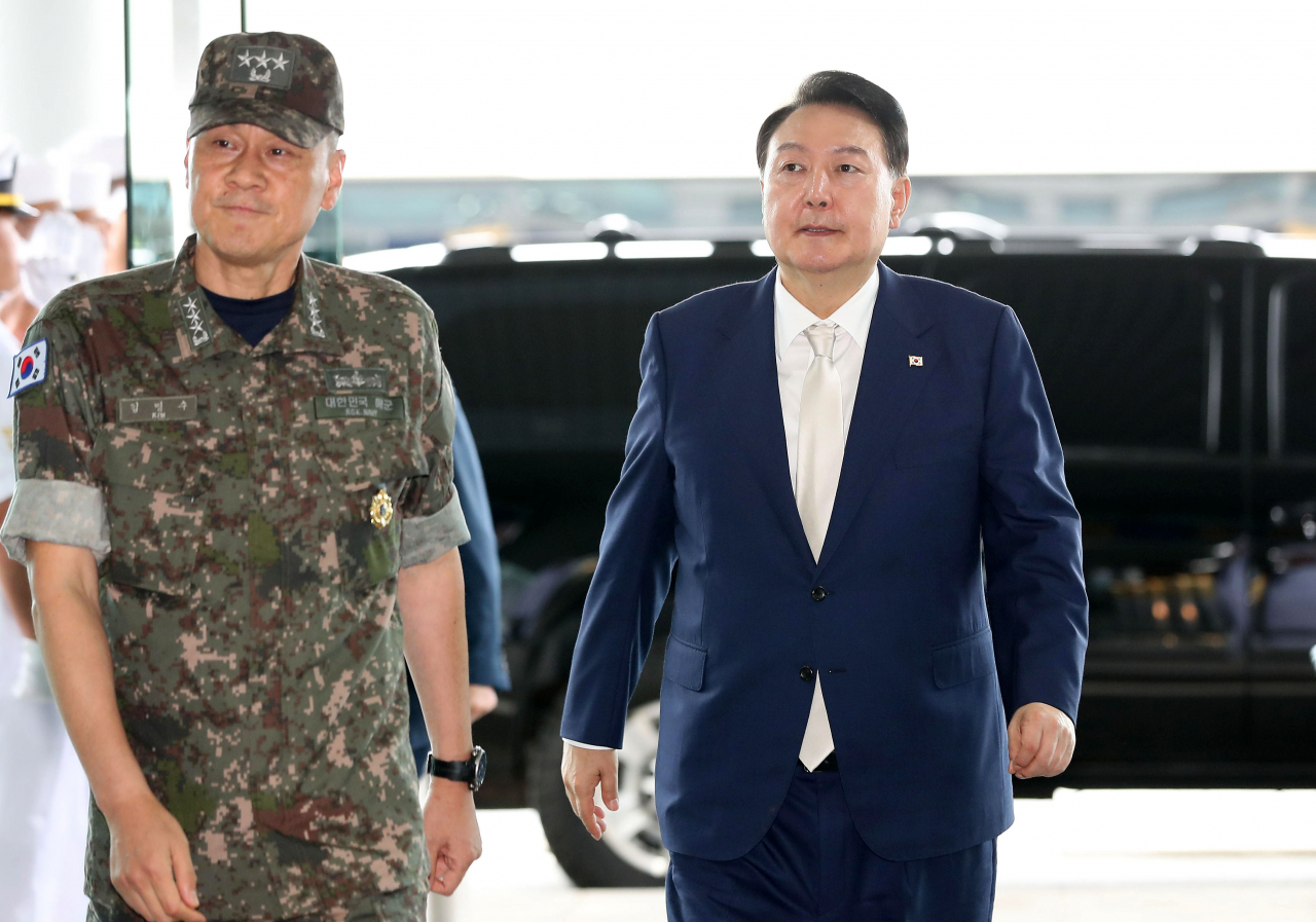윤석열 대통령이 19일 부산 남구 해군작전사령부를 방문, 김명수 해군작전사령관과 건물로 들어서고 있다. [연합]