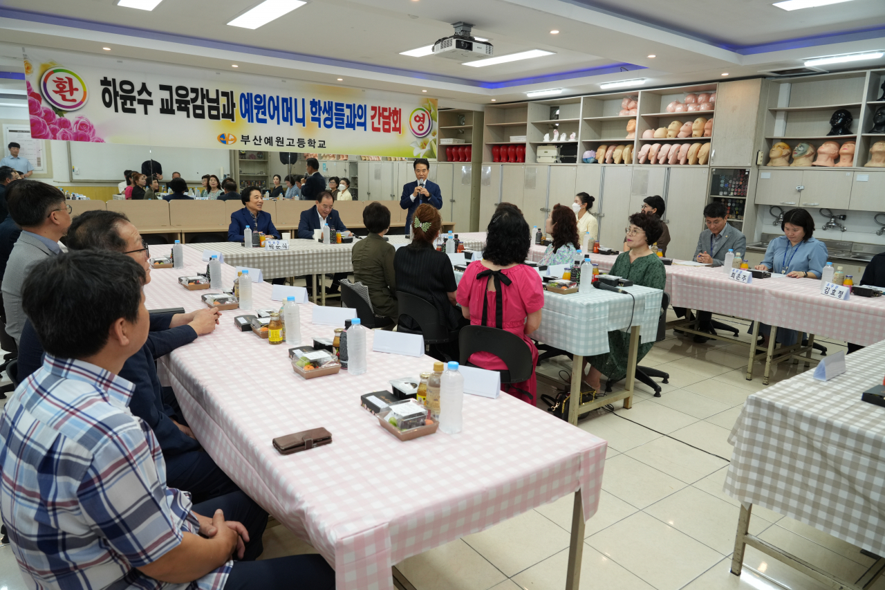 하윤수 부산시교육감(가운데)이 19일 학력 인정 평생교육시설인 부산예원고등학교에서 성인 학생들과 간담회를 이어가고 있다. [사진=부산교육청]