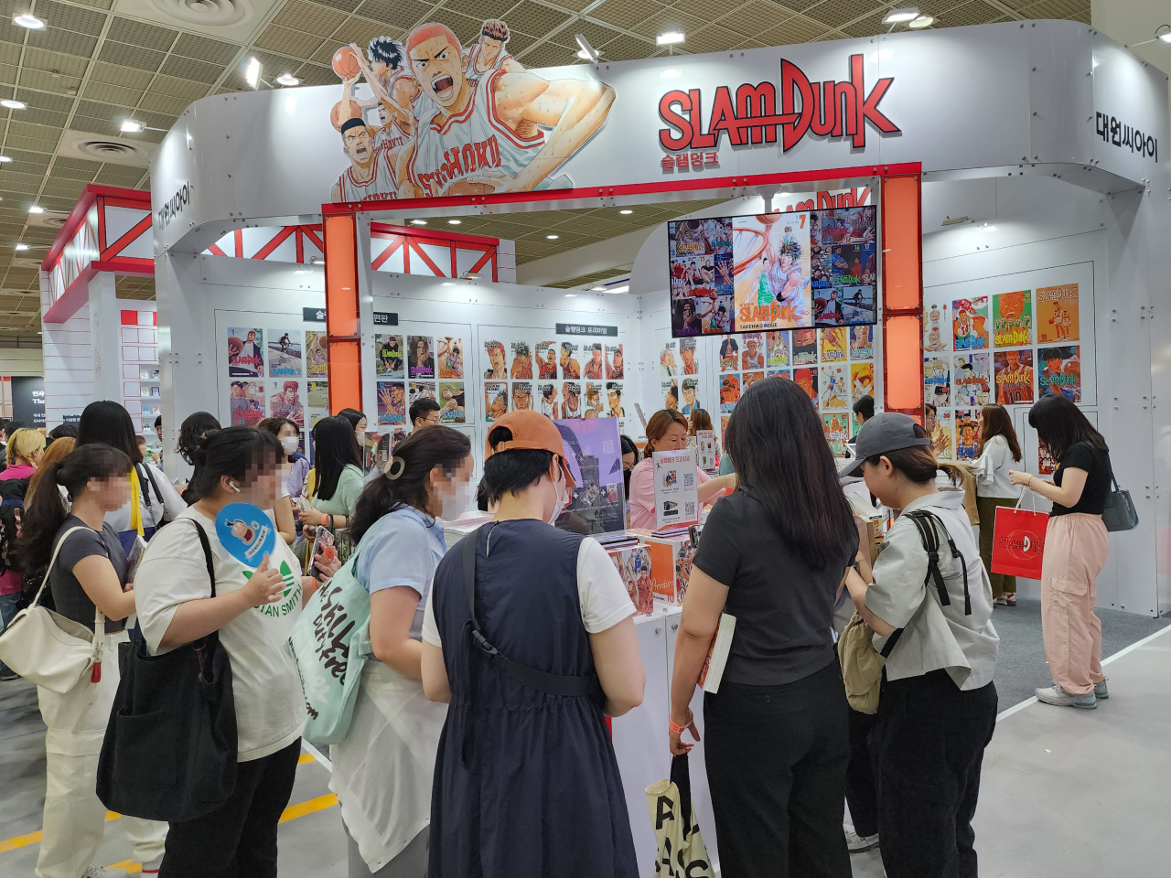 Visitors line up for the booth set up for “Slam Dunk” at the Seoul International Book Fair at Coex, southern Seoul, on June 14. (Hwang Dong-hee/The Korea Herald)