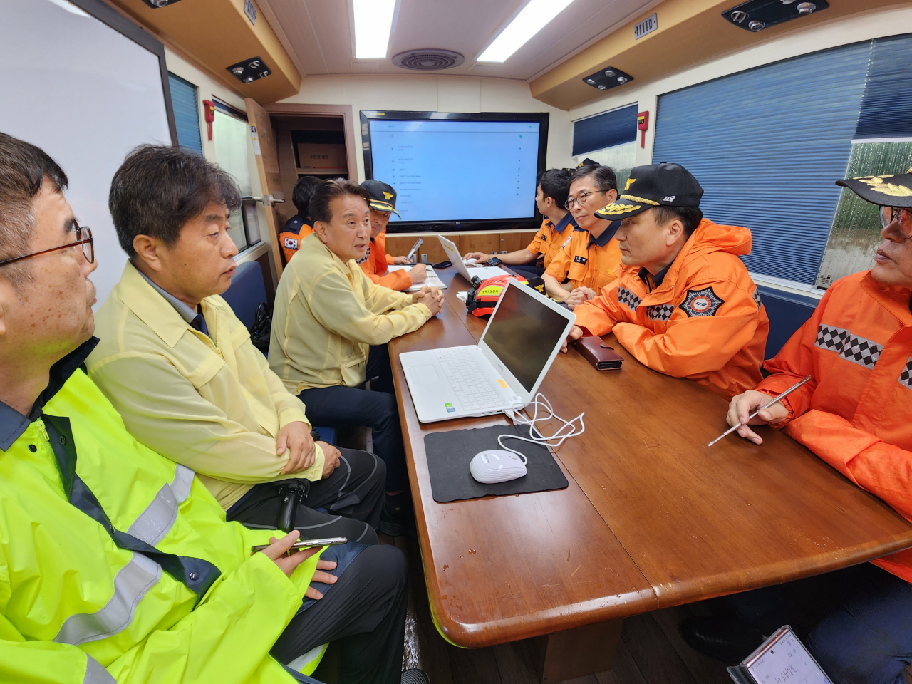 지난 15일 남화영 소방청장과 김영환 충북도지사가 충북 오송 궁평지하차도 침수현장을 찾아 상황판단 회의를 하고 있다. [연합]