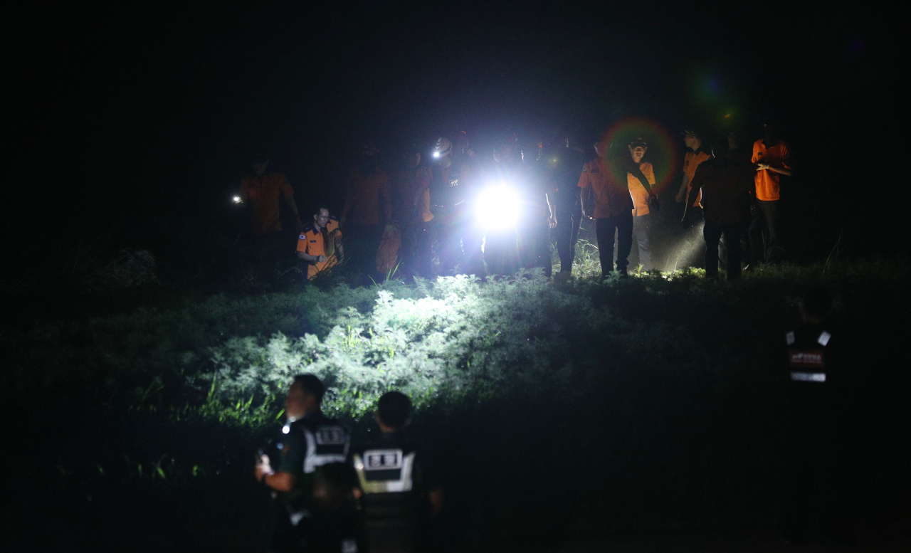 19일 오후 경북 예천군 호명면 고평교 인근에서 실종된 해병 장병의 시신이 인양돼 구급차로 향하고 있다. [연합]