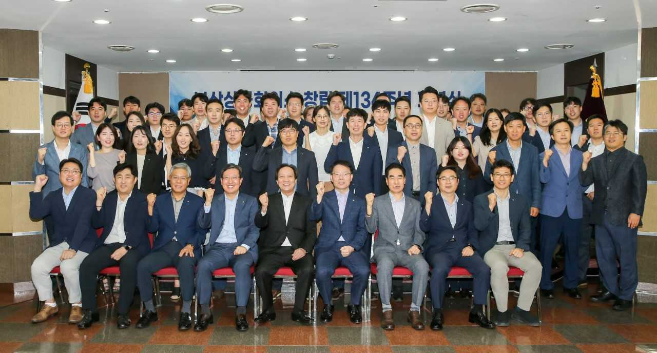 부산상공회의소(회장 장인화, 앞줄 가운데) 창립 134주년 기념식을 개최하고 임직원과 함께 기념 촬영을 하고 있다. [사진=부산상공회의소]