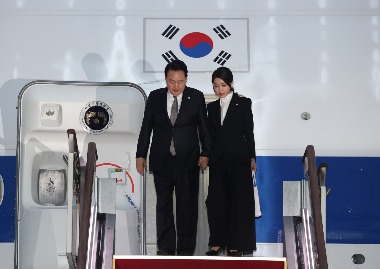 리투아니아에서 열린 북대서양조약기구(NATO·나토) 정상회의와 폴란드·우크라이나 방문을 마친 윤석열 대통령과 김건희 여사가 17일 성남 서울공항을 통해 귀국, 공군 1호기에서 내리고 있다. [연합]