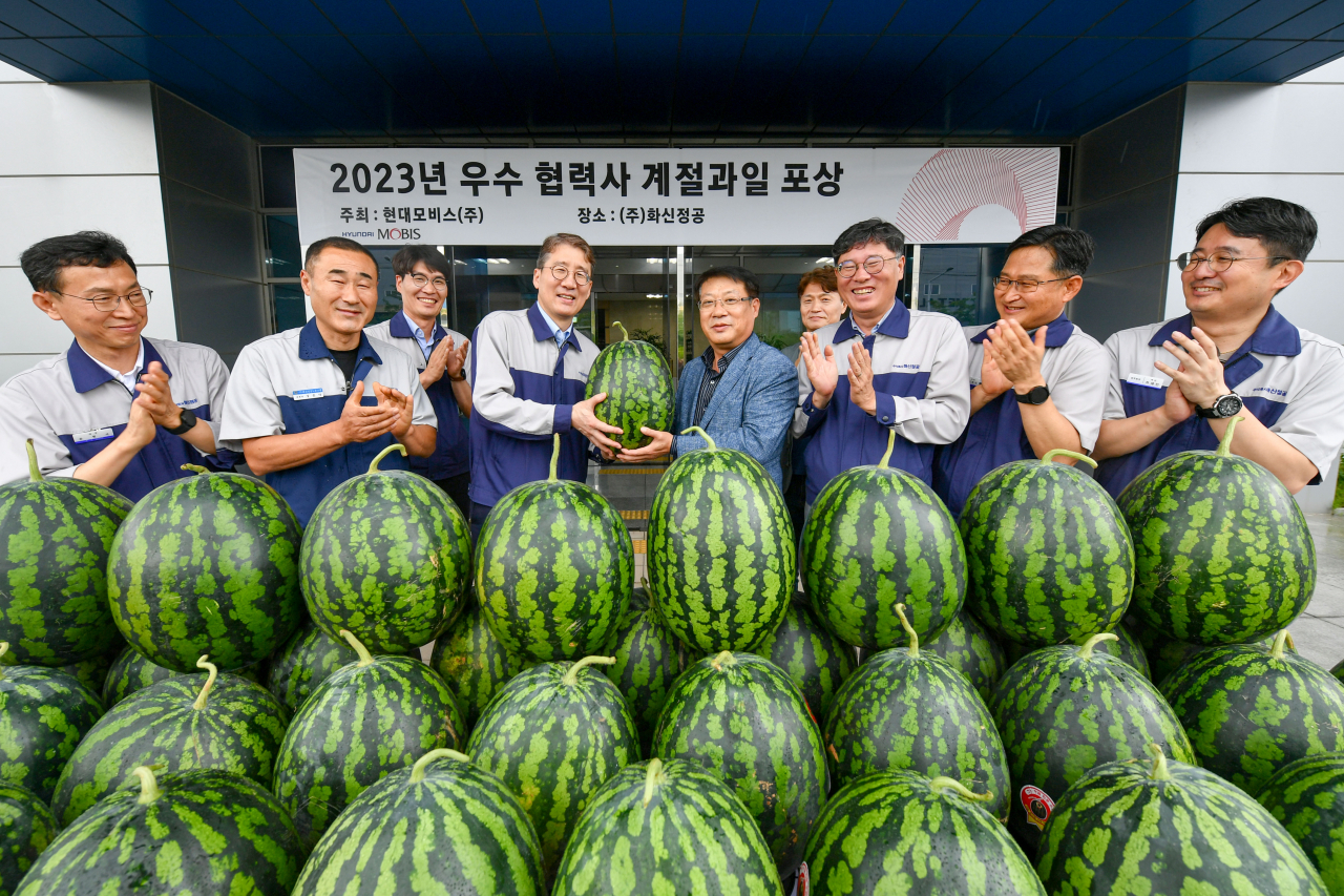 경상북도 경산시 소재 화신정공에서 현대모비스 구매담당 이선우 전무가 회사 임직원들에게 계절과일과 감사장을 전달하고 있다. [현대모비스 제공]
