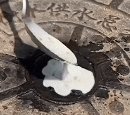 한 남성이 햇빛에 달궈진 맨홀 뚜껑 위에 기름칠한 뒤 밀가루 반죽을 붓자 2~3분 만에 팬케이크가 완성됐다. [유튜브 캡쳐]