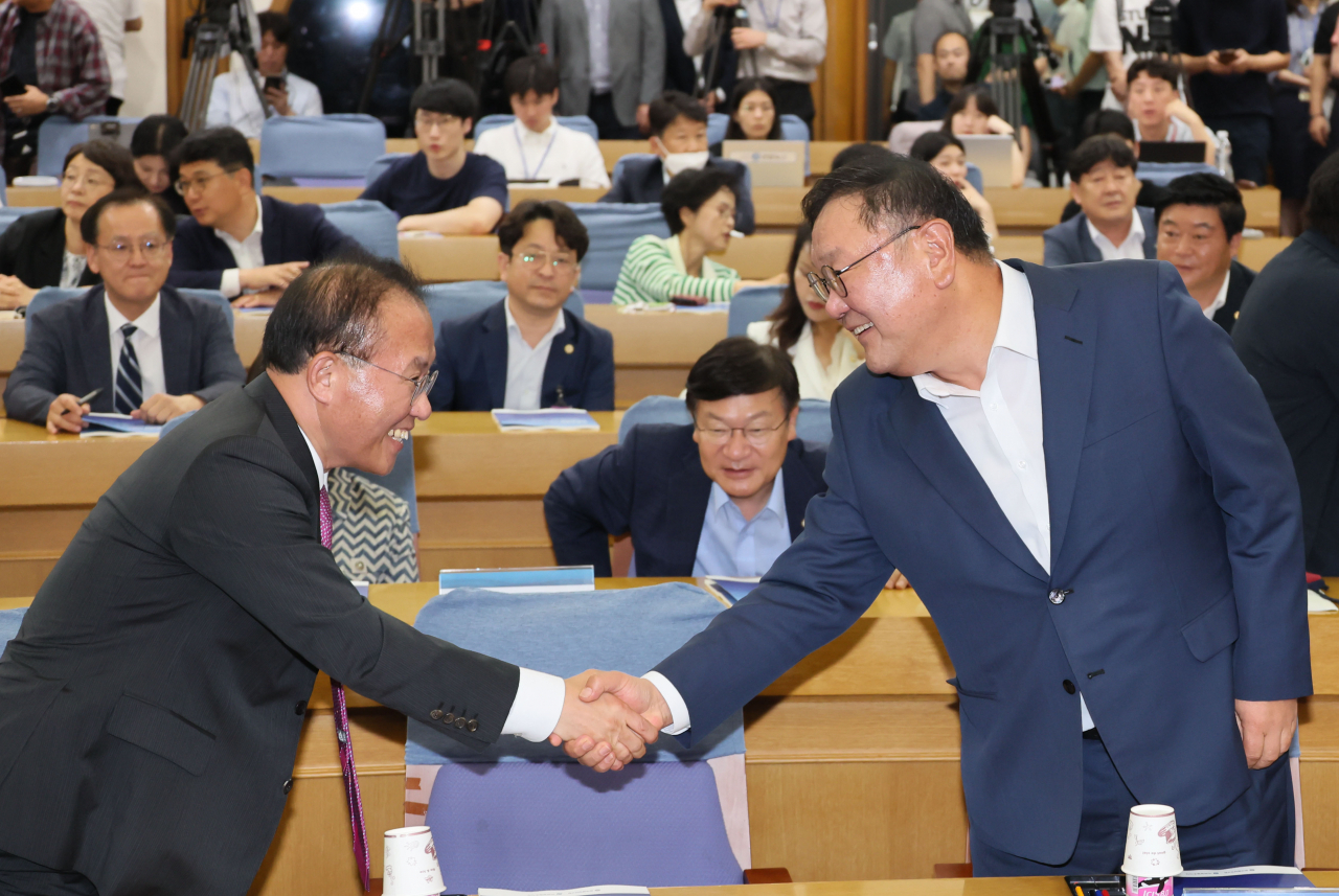 윤재옥 국민의힘 원내대표와 김태년 더불어민주당 의원이 지난 10일 오후 국회 의원회관에서 열린 '더 좋은 법률 만들기를 위한 공동세미나'에서 악수하고 있다. 세미나는 국회입법조사처와 국민의힘 윤재옥 원내대표, 더불어민주당 김태년 의원, 한국행정연구원이 공동주최했다. [연합]