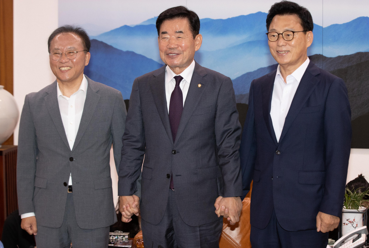 김진표 국회의장(가운데)이 13일 오후 국회에서 열린 의장 주재 양당 원내대표 회동에서 윤재옥 국민의힘 원내대표(왼쪽), 박광온 더불어민주당 원내대표와 기념촬영을 하고 있다. [연합]