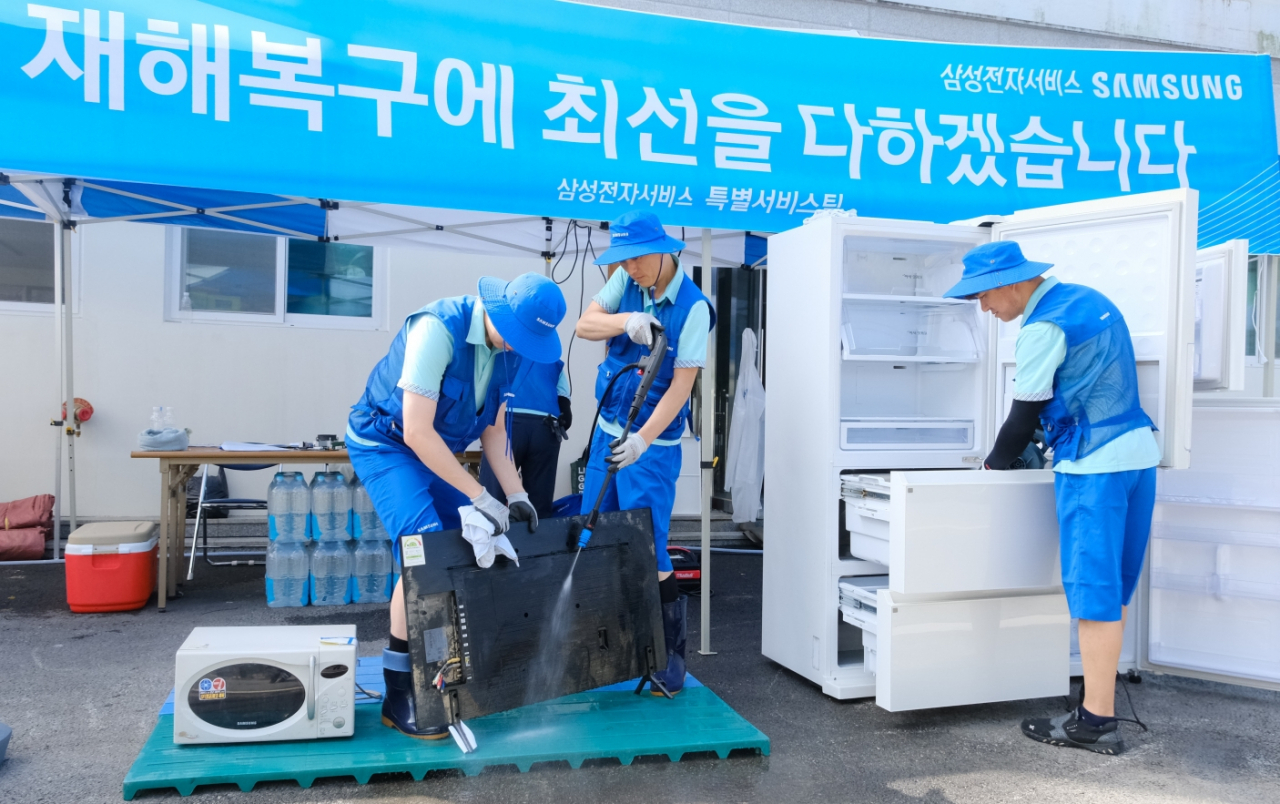 삼성전자서비스 임직원이 19일 충남 공주에서 수해지역 피해 주민을 위해 가전제품 특별 점검을 진행하고 있다. [삼성전자 제공]