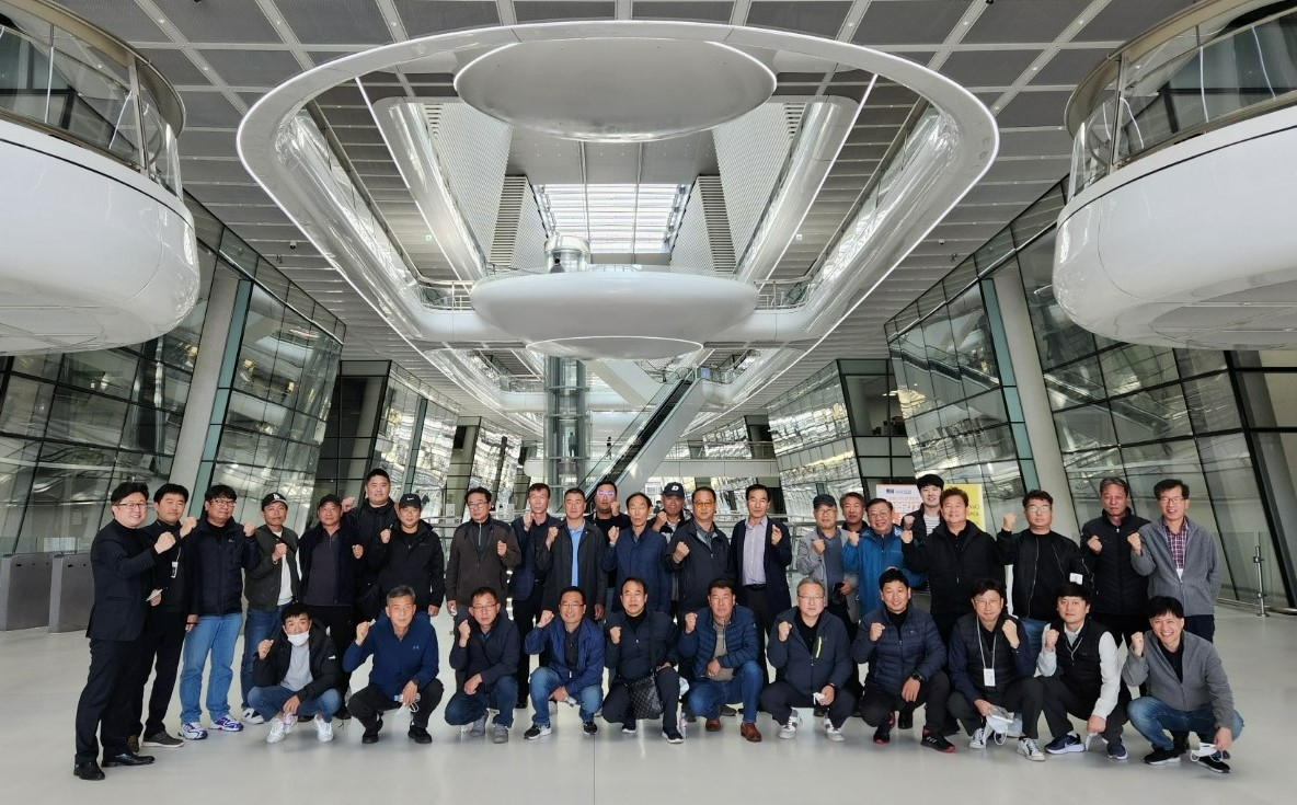 지난해 한국테크노돔에서 개최한 상용차 타이어 테크니컬 세미나 행사에 참석한 부산시내버스조합 관계자들. [한국타이어앤테크놀로지 제공]