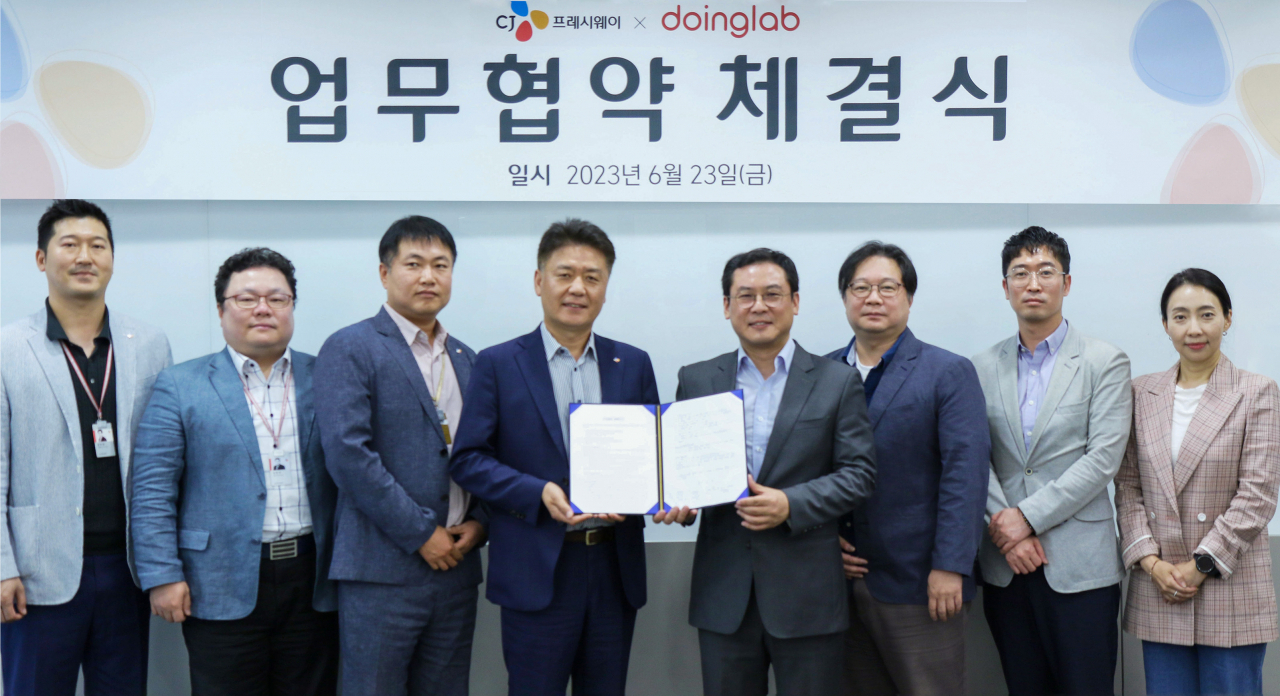 6월 23일, 서울시 마포구 상암동에 위치한 CJ프레시웨이 본사에서 강연중 CJ프레시웨이 영업본부장(좌측 네 번째)과 진송백 두잉랩 대표이사(우측 네 번째)가 업무협약 체결 후 기념사진을 촬영하고 있다. [CJ프레시웨이 제공]