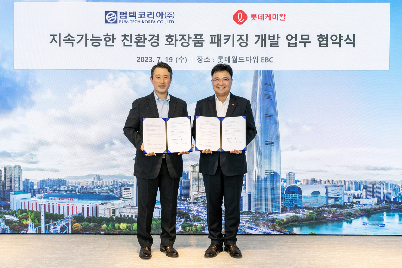 황진구(오른쪽) 롯데케미칼 기초소재사업대표와 이도운 펌텍코리아 대표가 기념사진을 촬영하고 있다. [롯데케미칼 제공]