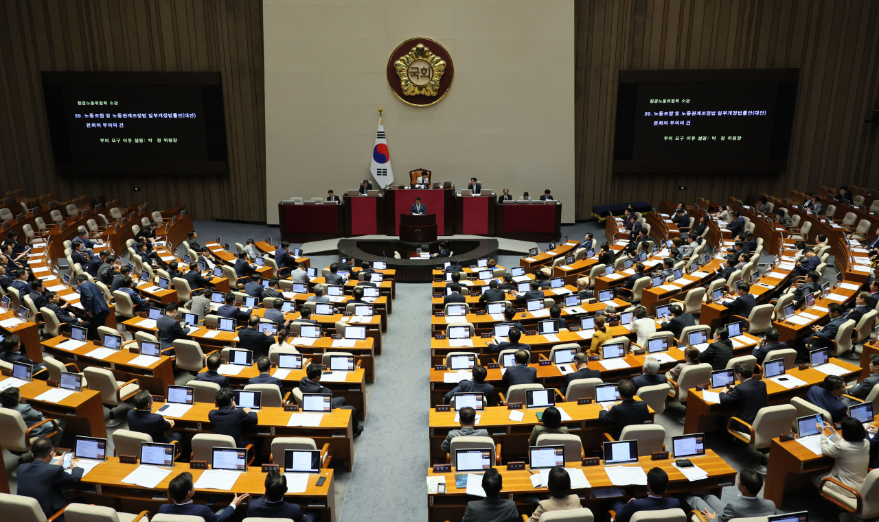지난달 30일 오후 국회 본회의에서 박정 환경노동위원장이 '노란봉투법'(노동조합 및 노동관계조정법 개정안) 부의 요구 이유를 설명하고 있다. [연합]