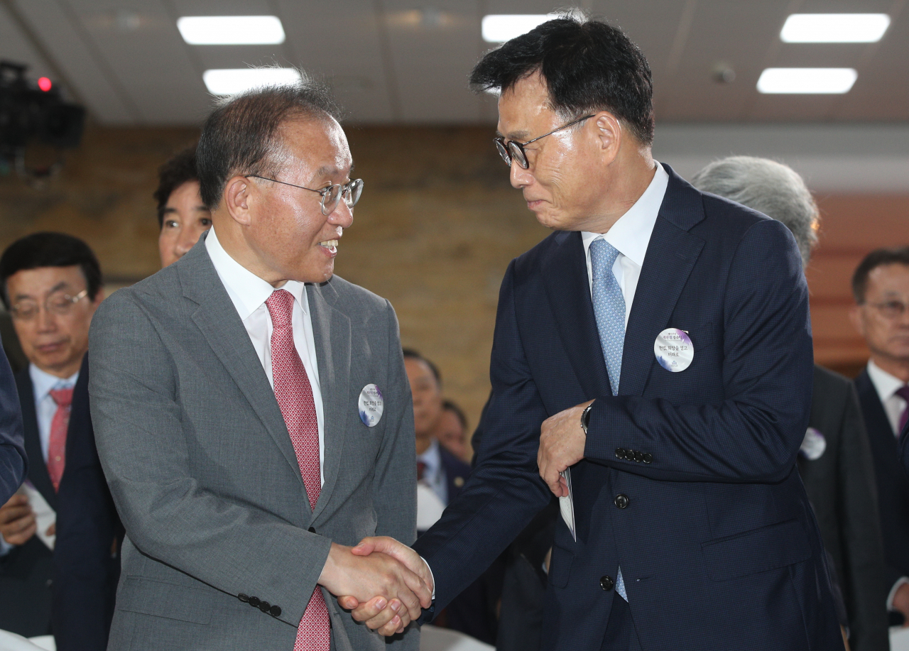 17일 국회에서 열린 제75주년 제헌절 경축식에서 국민의힘 윤재옥 원내대표와 더불어민주당 박광온 원내대표가 인사하고 있다. [연합]