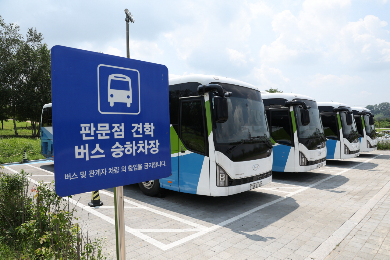 19일 경기도 파주시 임진각 판문점 견학지원센터에서 견학버스가 주차되어 있다. 전날 주한미군 병사 1명이 판문점 견학 중 월북했으며, 이날 예정된 판문점 견학은 중단됐다. [연합]
